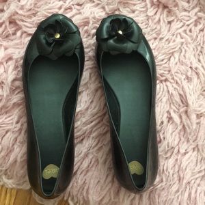 Black flexible rubber flower flats
